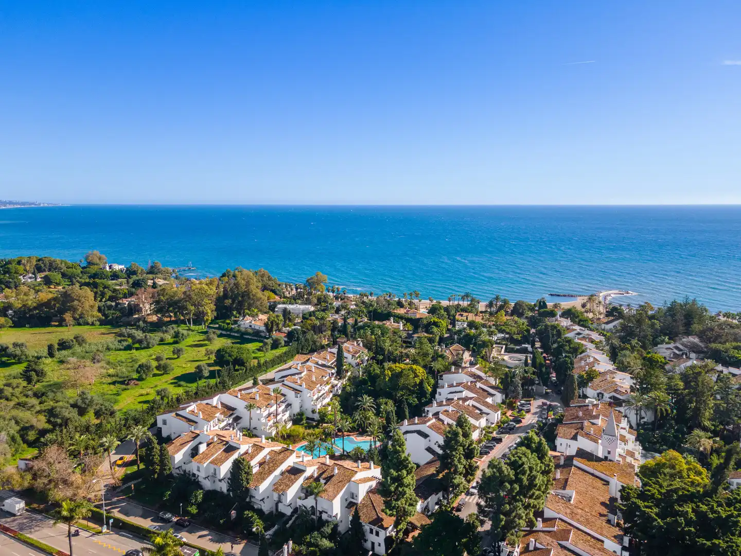 Vista exterior de Àtic en venda en Marbella amb Aire condicionat, Terrassa i Piscina