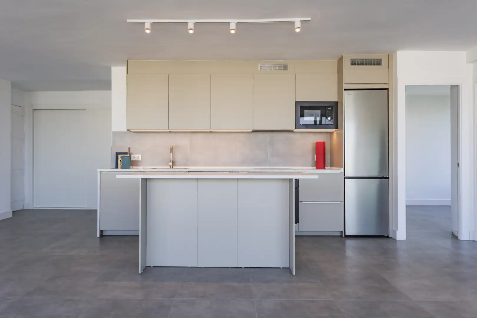 Cuina de Apartament en venda en Marbella amb Terrassa, Piscina i Internet