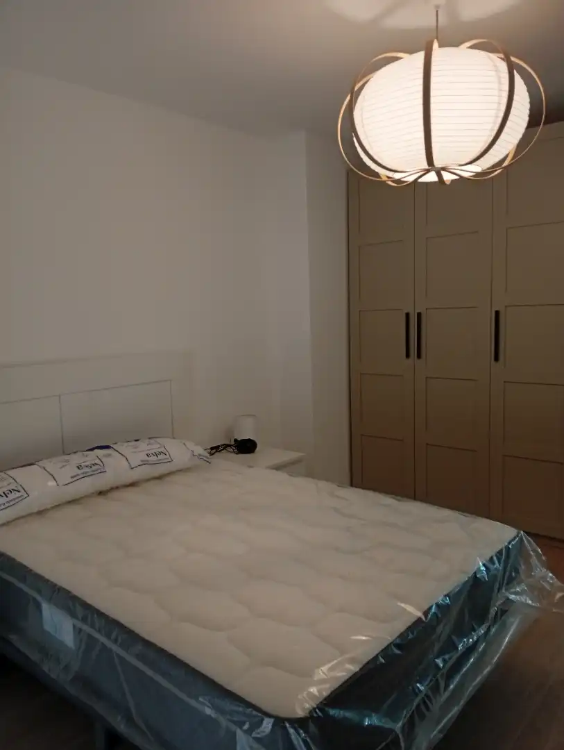 Schlafzimmer von Wohnungen zur Miete in Granada mit Heizung, Möbliert und Waschmaschine