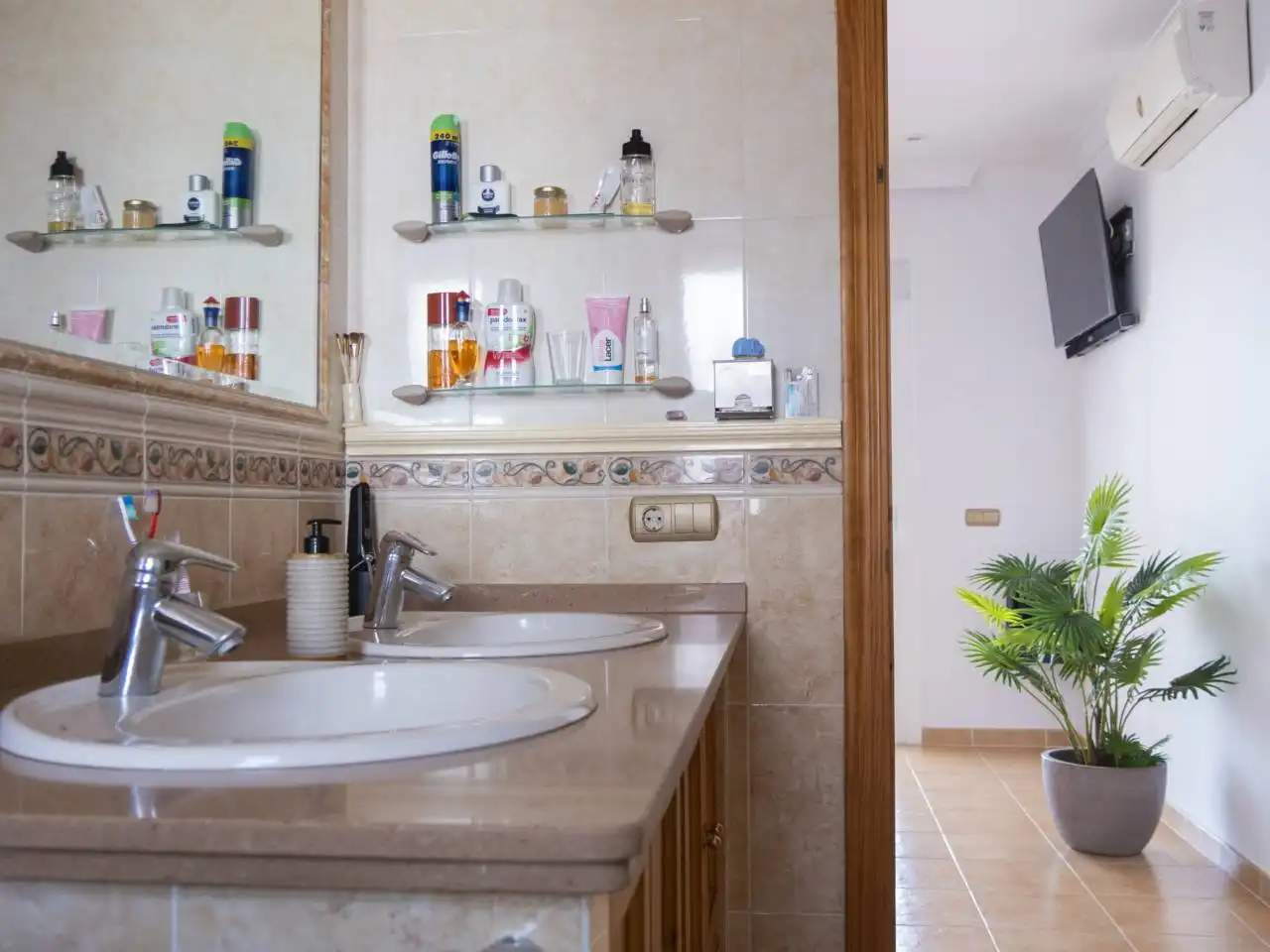 Bany de Casa o xalet en venda en Estepona amb Aire condicionat, Piscina i Moblat