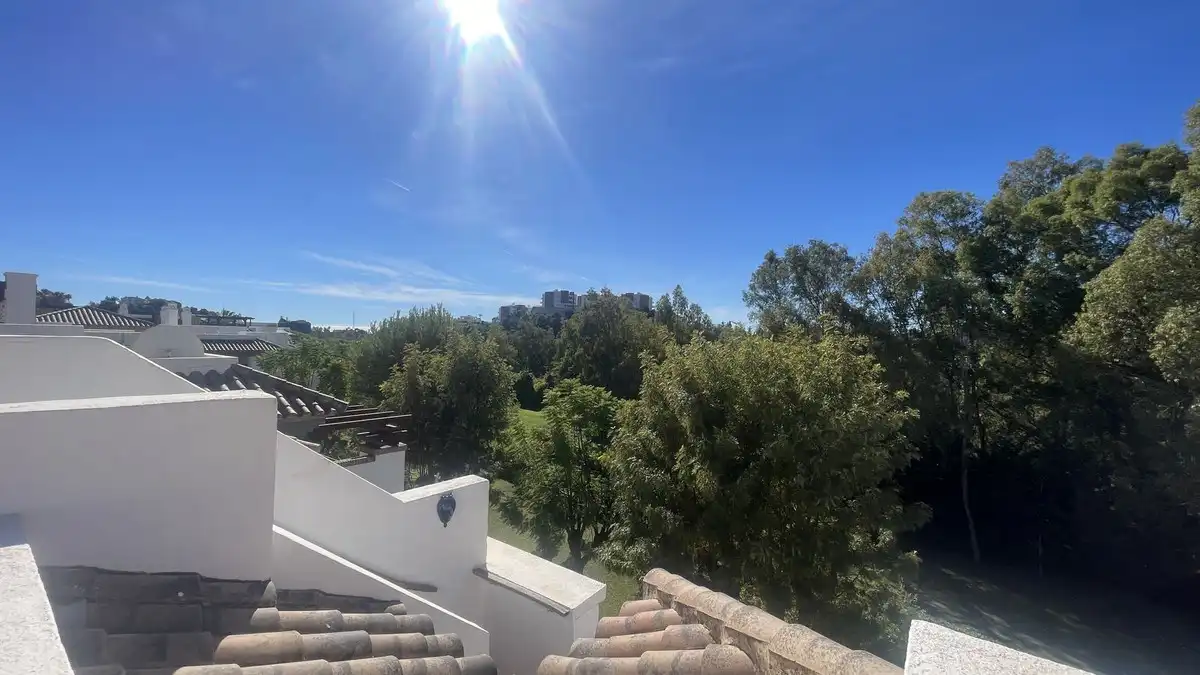 Vista exterior de Ático en venta en Benahavís con Aire acondicionado, Terraza y Amueblado