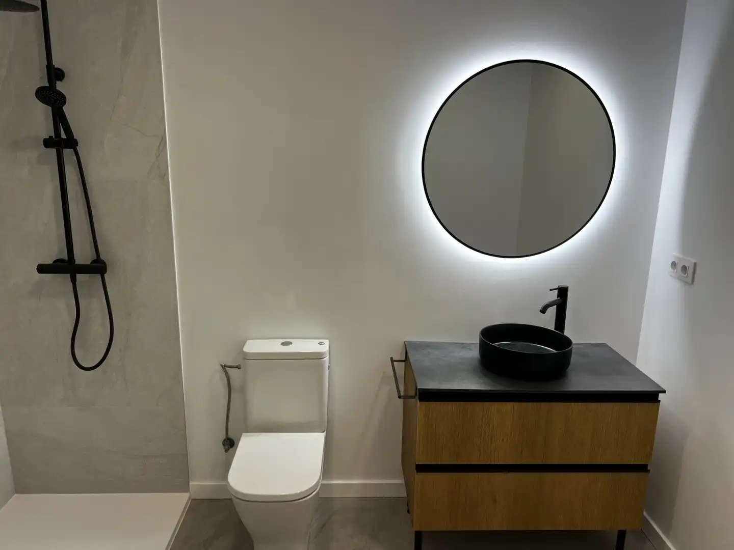 Bathroom of Ground floor for sale in Badalona  with Parquet flooring, Oven and Alarm
