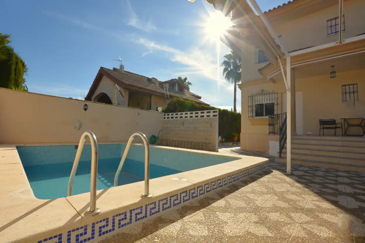 Piscina de Casa o chalet en venta en Valencina de la Concepción con Calefacción, Jardín privado y Trastero
