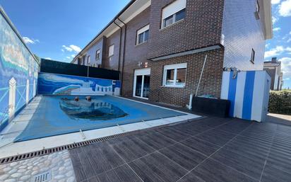 Swimming pool of Single-family semi-detached for sale in Marchamalo