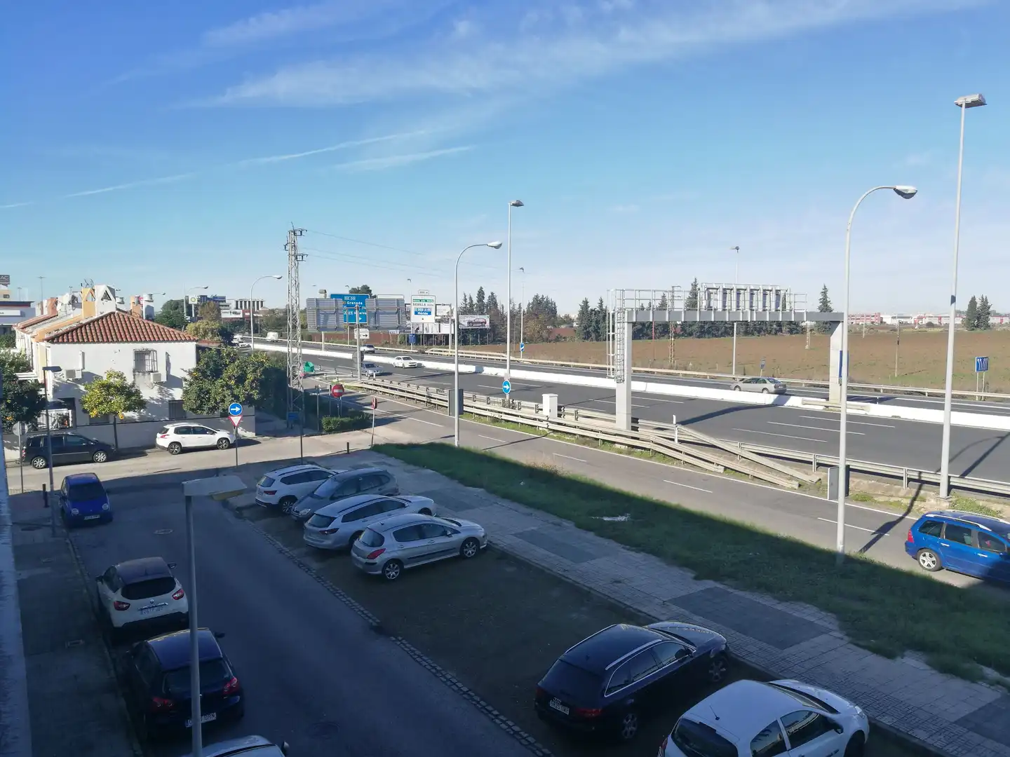 Vista exterior de Oficina de lloguer en Sevilla amb Aire condicionat