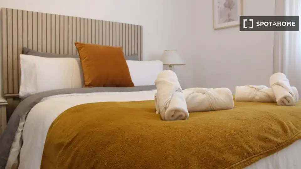 Bedroom of Flat for rent in Sevilla  with Air Conditioner, Heating and Furnished