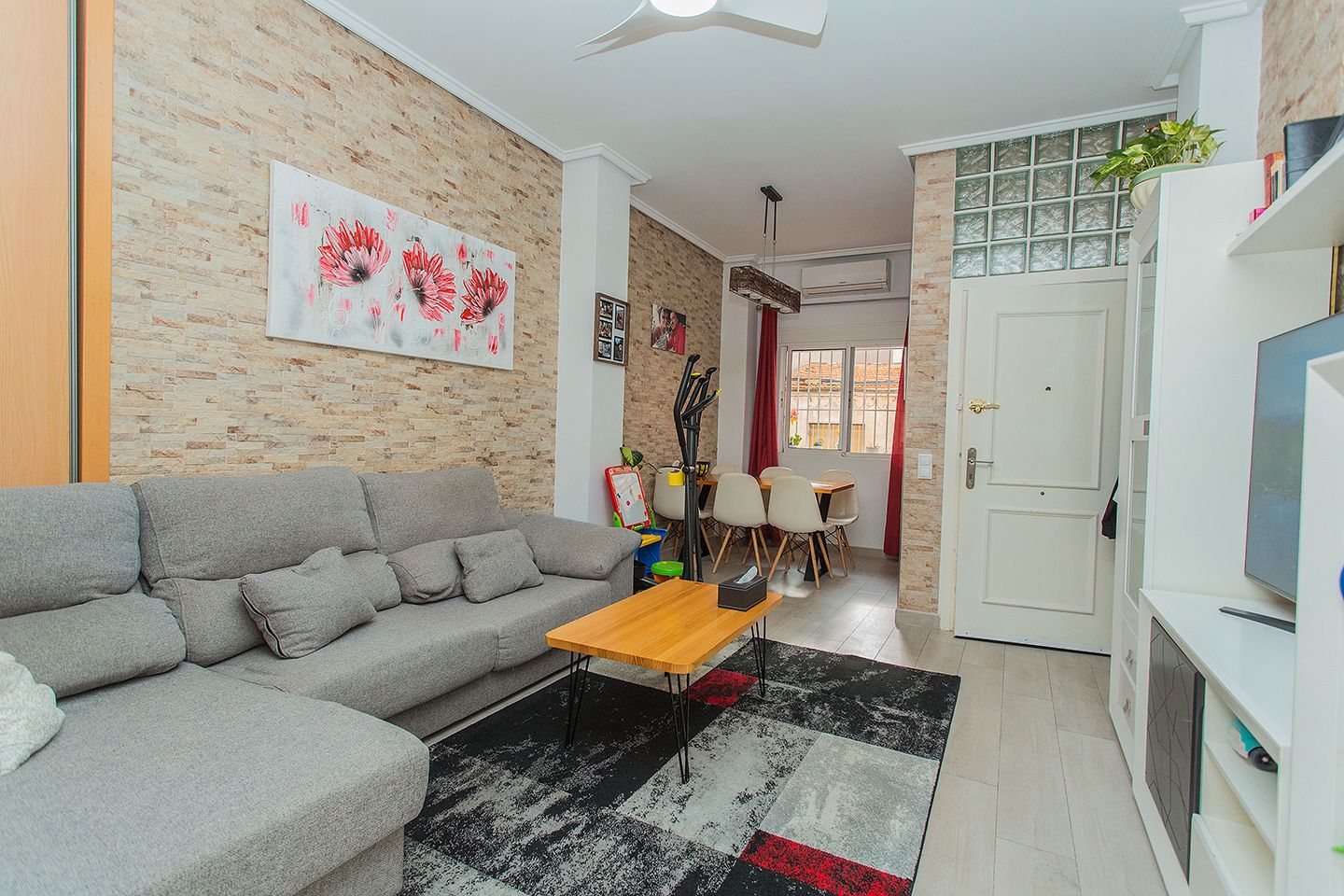 Sala d'estar de Apartament en venda en Torrevieja amb Calefacció, Terrassa i Moblat