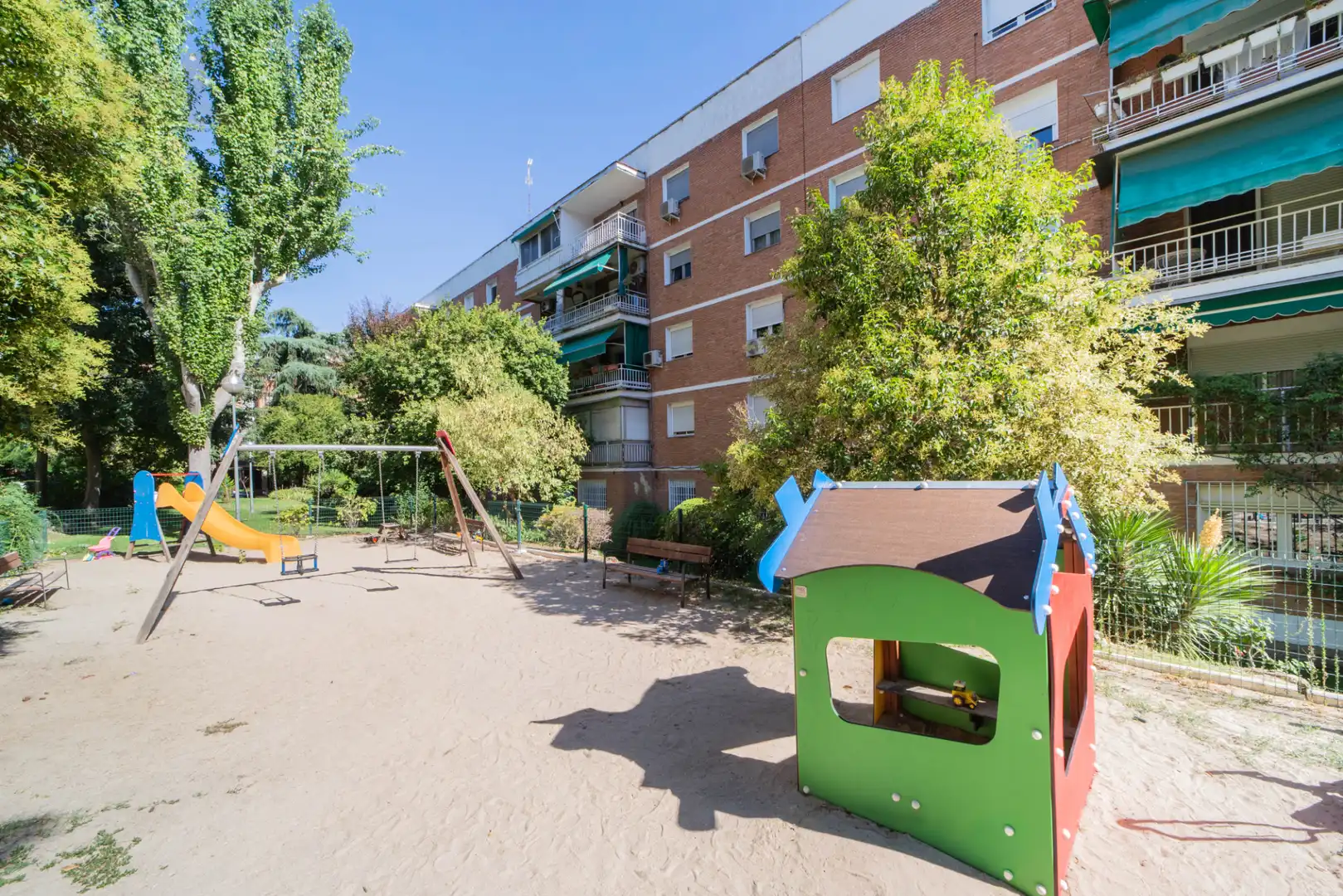 Vista exterior de Piso en venta en Madrid con Calefacción, Parquet y Amueblado