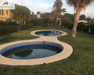 Piscina de Casa adosada de lloguer en Benalmádena amb Aire condicionat, Jardí privat i Terrassa