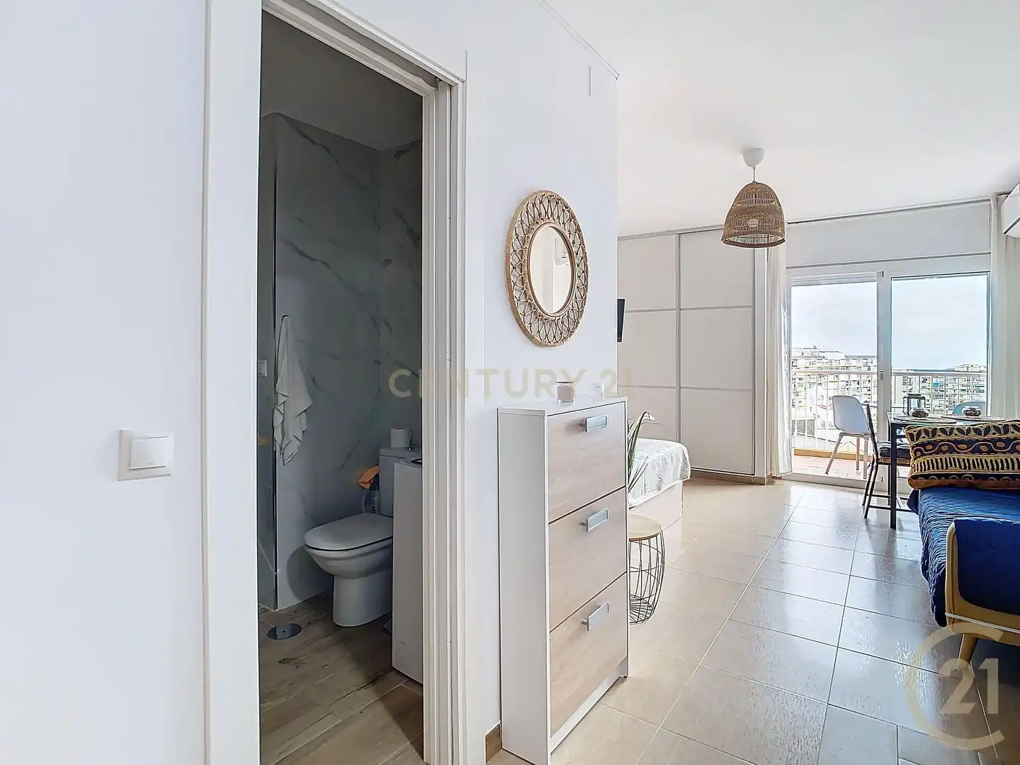 Habitación de Apartamento de alquiler en Benalmádena con Aire acondicionado, Jardín privado y Amueblado