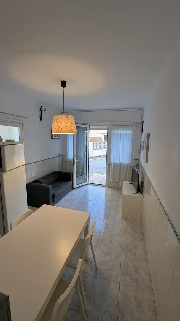 Sala d'estar de Casa adosada en venda en Empuriabrava amb Aire condicionat, Calefacció i Moblat