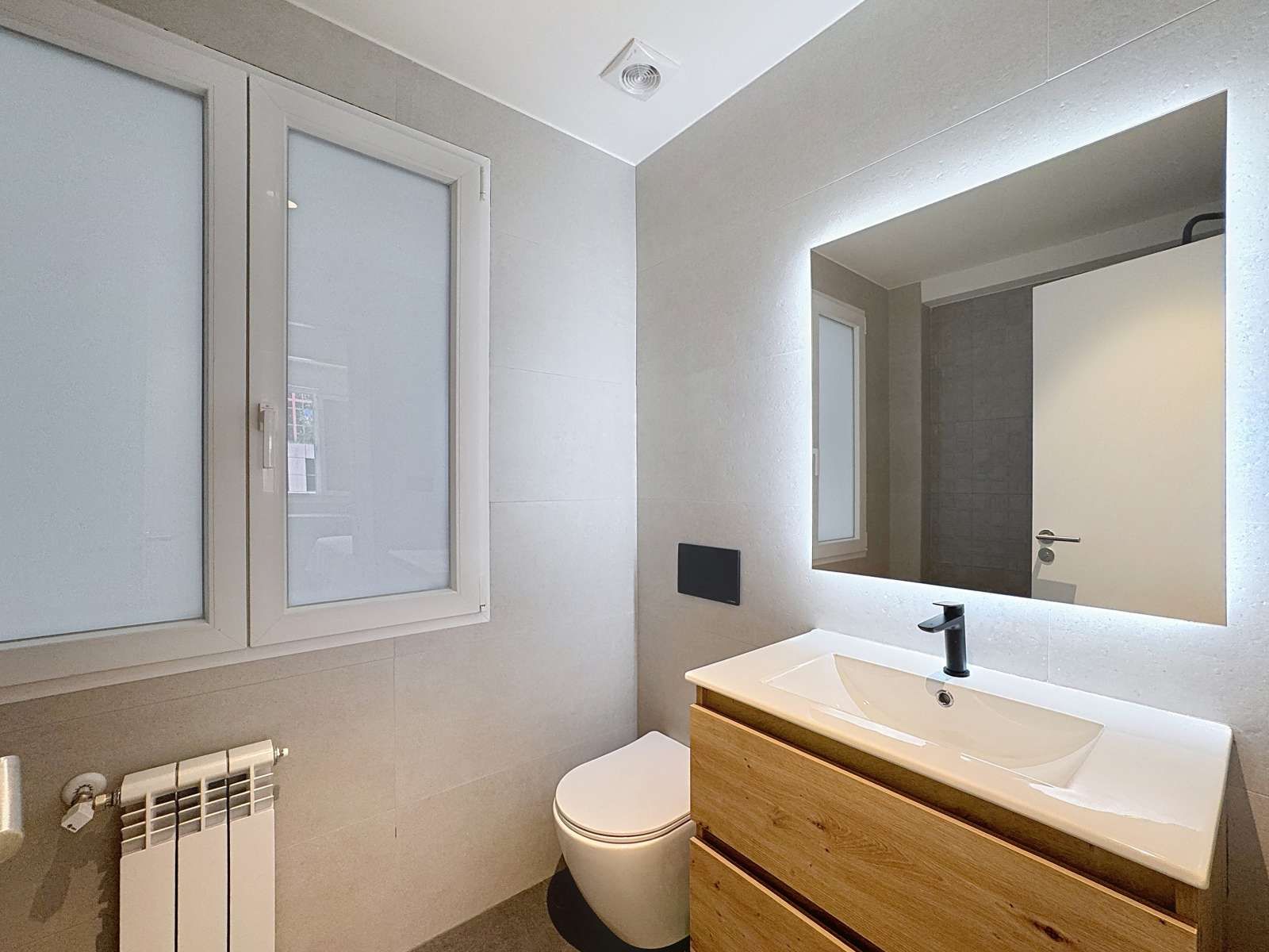 Bathroom of Flat to share in  Madrid Capital  with Air Conditioner and Terrace
