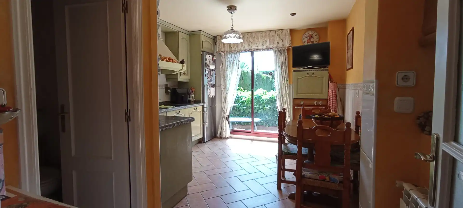 Cuina de Casa adosada en venda en Simancas amb Calefacció, Jardí privat i Parquet