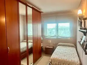 Schlafzimmer von Dachboden zum Verkauf in Figueres mit Klimaanlage, Heizung und Terrasse
