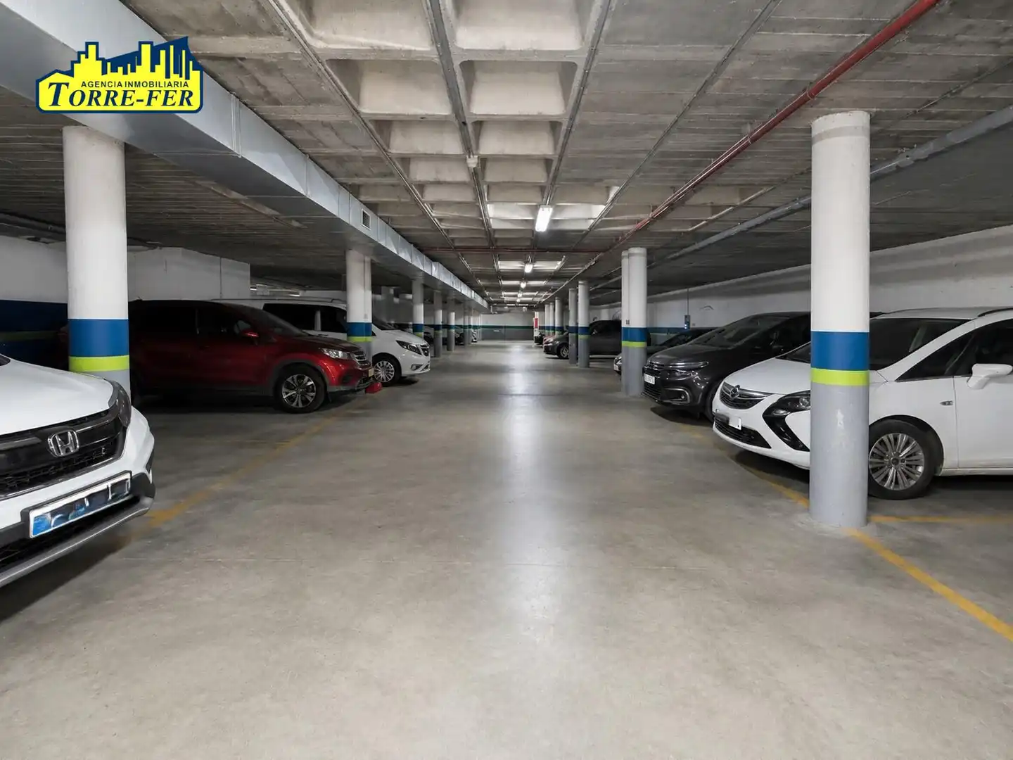 Aparcament de Pis en venda en Almería amb Aire condicionat, Jardí privat i Parquet
