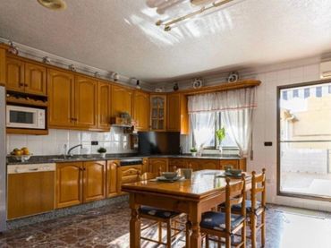 Chalet con balcón en venta en Calle Calle Garrucha 36