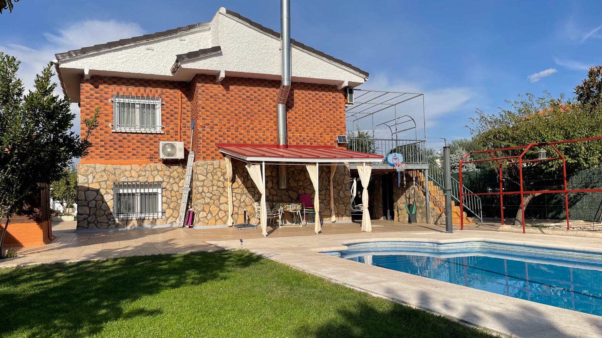 Piscina de Casa o xalet en venda en Santa Cruz del Retamar amb Aire condicionat, Calefacció i Jardí privat
