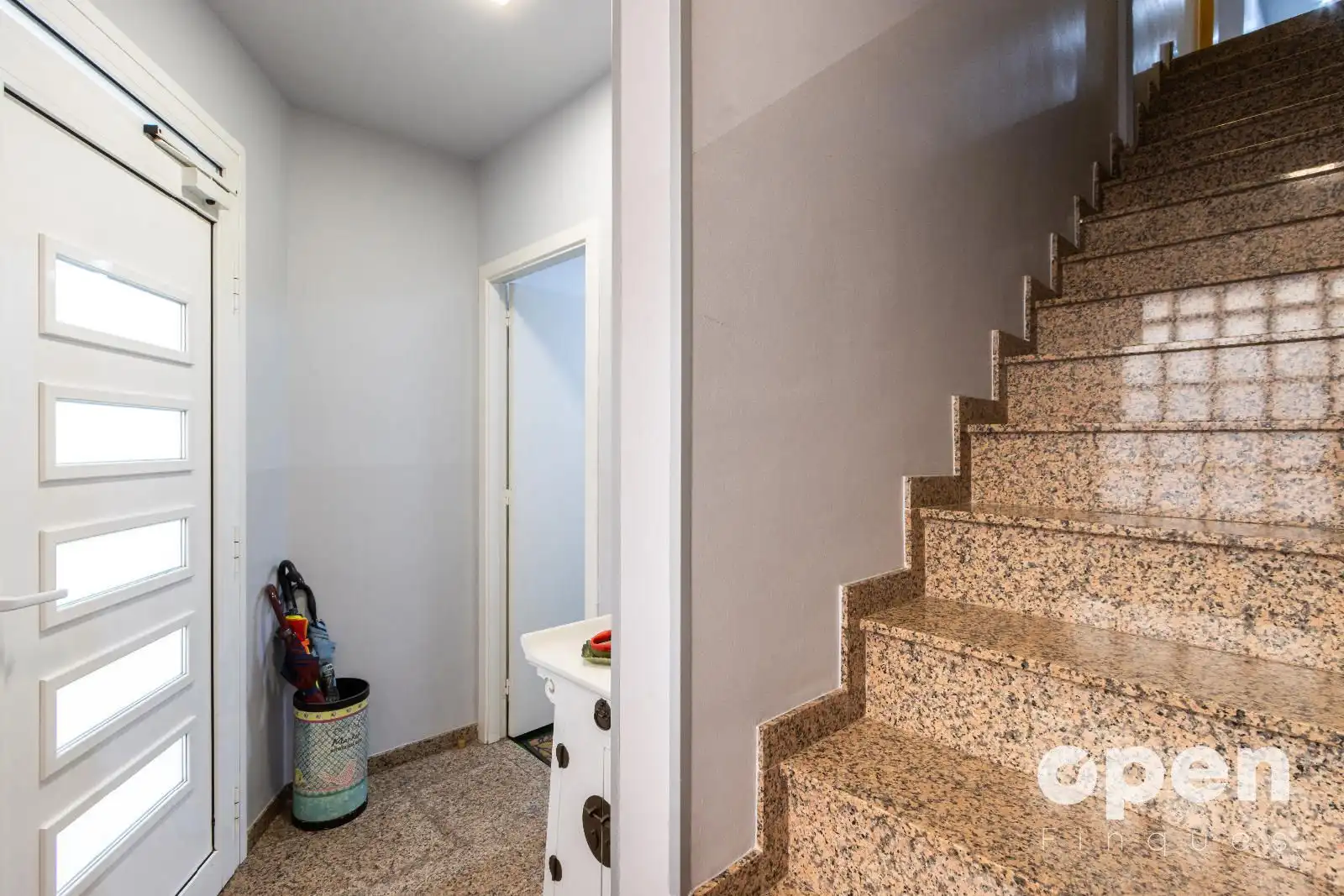 Einfamilien-Reihenhaus zum Verkauf in Terrassa mit Klimaanlage, Heizung und Terrasse