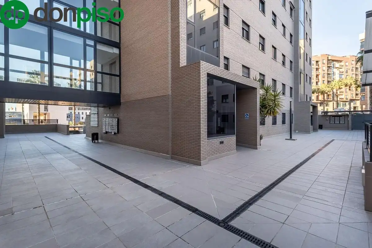 Vista exterior de Pis en venda en Granada amb Calefacció, Terrassa i Traster