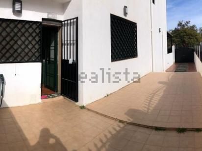 Vista exterior de Casa adosada en venda en Mairena del Aljarafe amb Aire condicionat i Terrassa