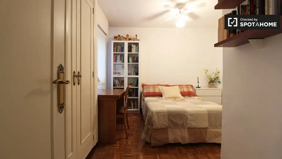 Bedroom of Flat for share in Madrid  with Air Conditioner, Terrace and Furnished