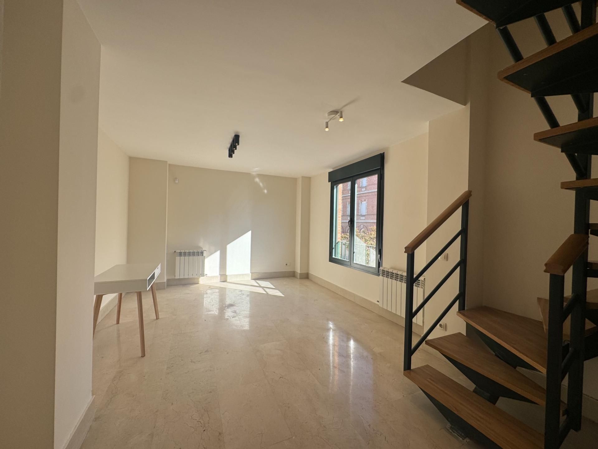 Sala d'estar de Dúplex de lloguer en Griñón amb Aire condicionat i Calefacció