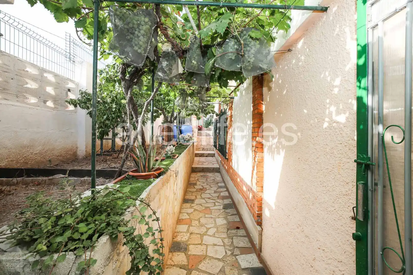 Vista exterior de Casa o xalet en venda en La Nucia amb Aire condicionat, Jardí privat i Terrassa