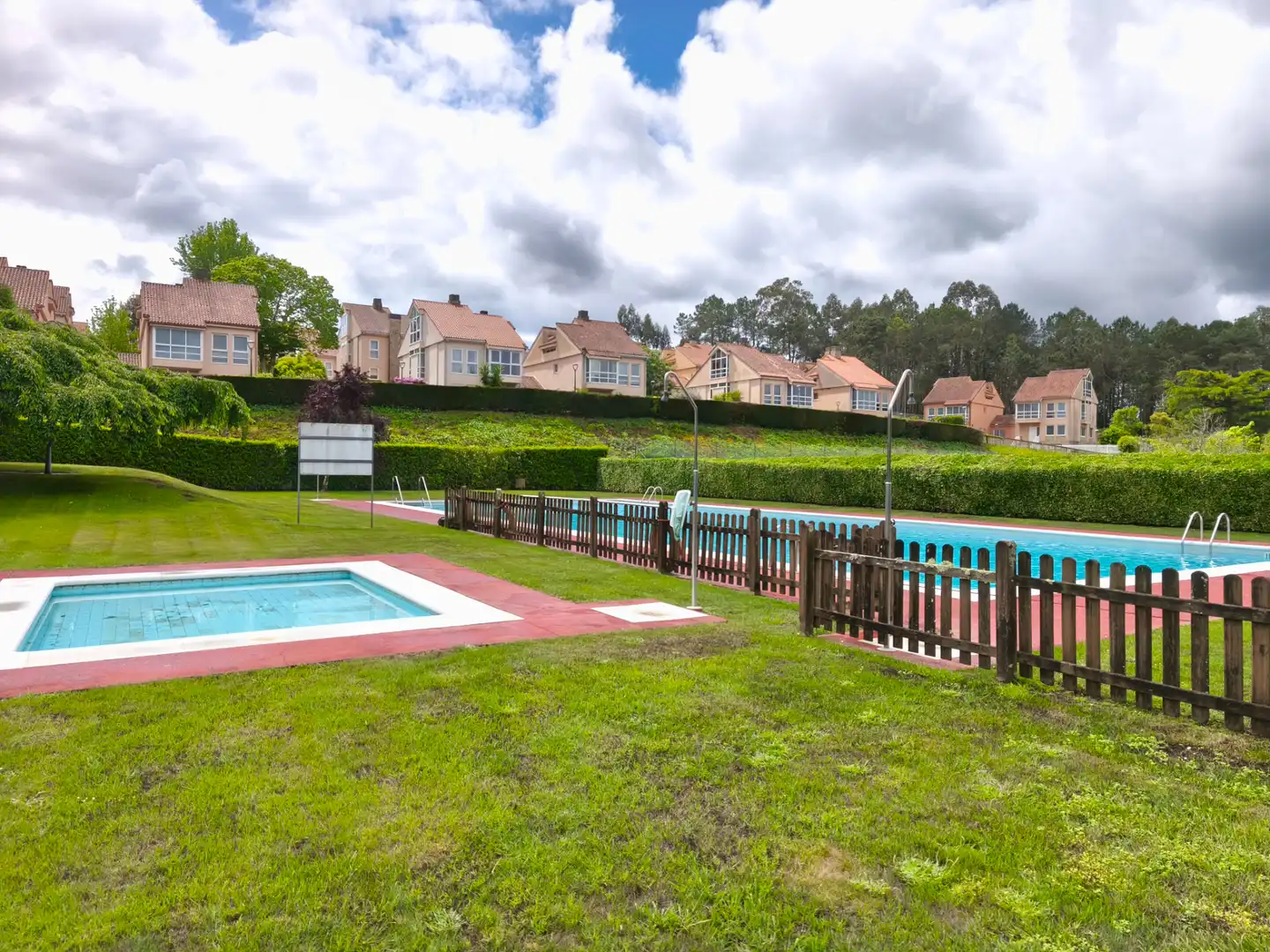 Piscina de Casa adosada en venda en Brión amb Calefacció, Jardí privat i Terrassa