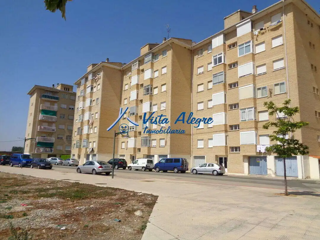 Vista exterior de Piso de alquiler en Haro con Jardín privado, Terraza y Piscina