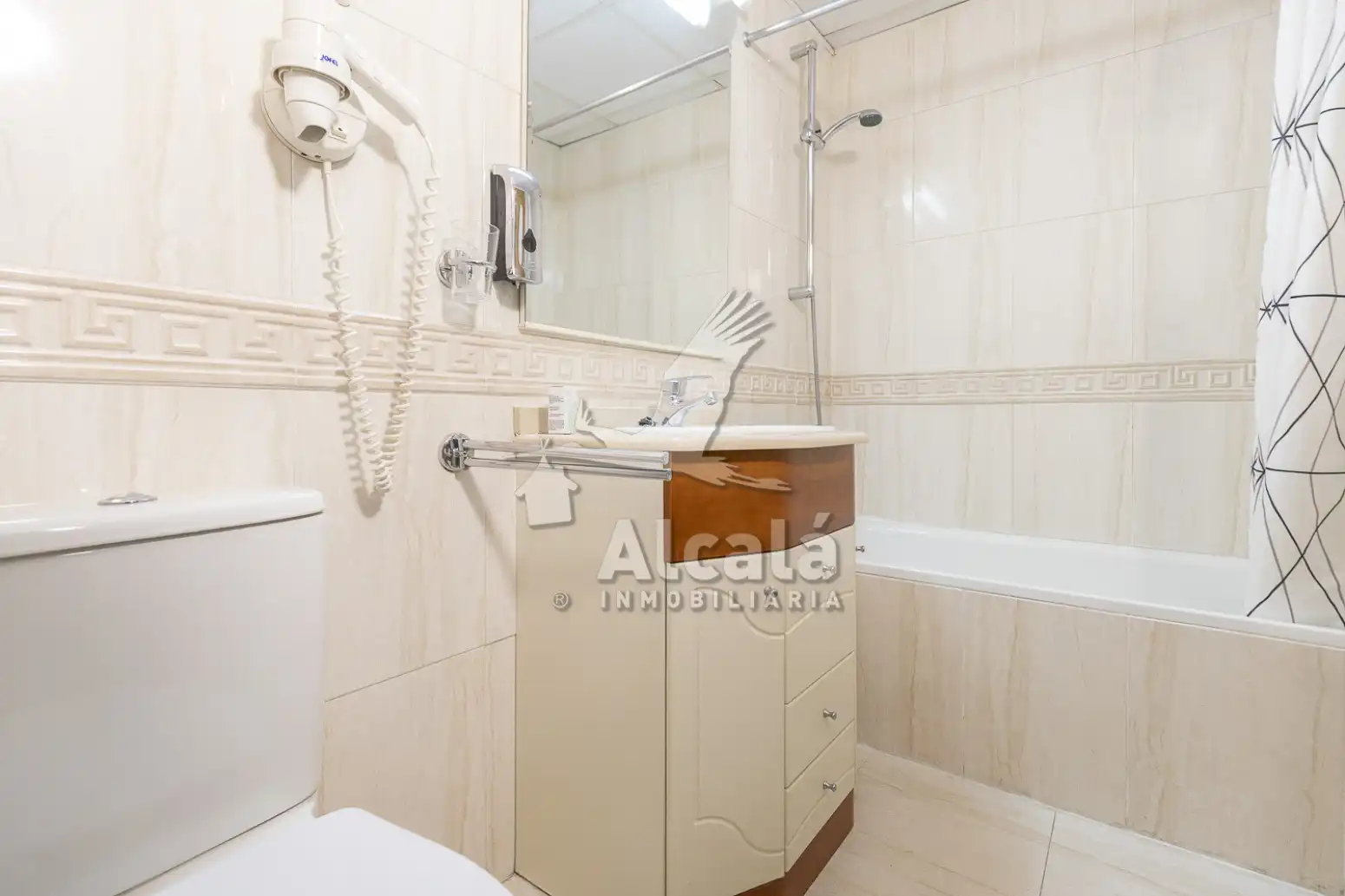 Baño de Piso en venta en Alcalá de Henares con Aire acondicionado y Calefacción