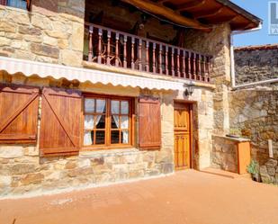 Vista exterior de Casa adosada en venda en Arenas de Iguña amb Terrassa i Balcó