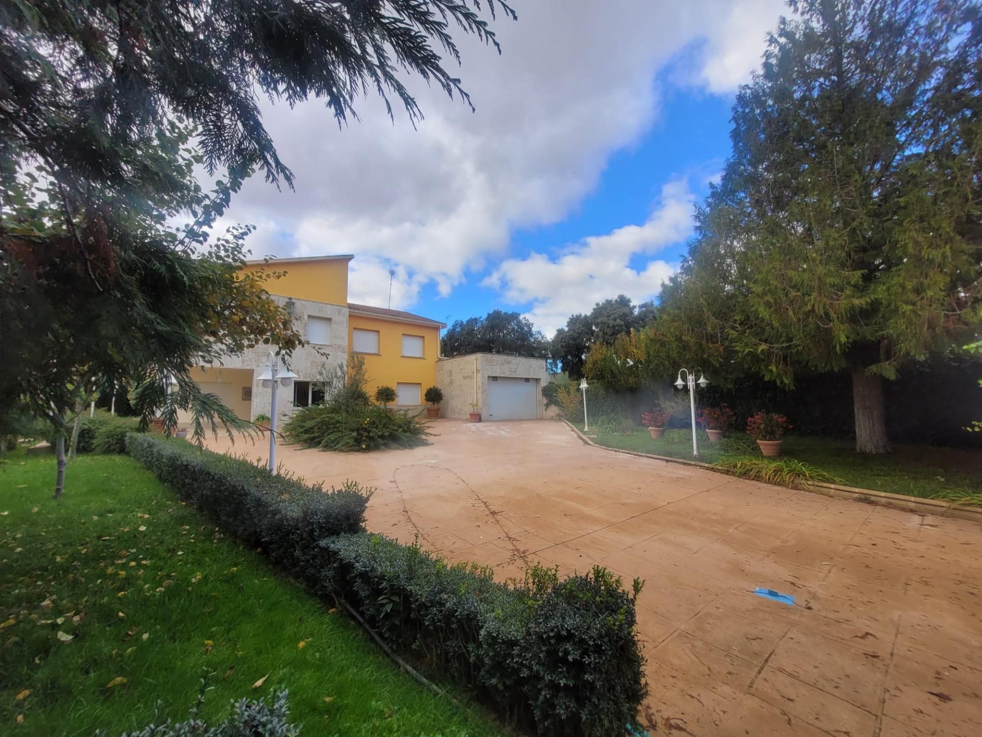 Exterior view of House or chalet for sale in Galindo y Perahuy  with Heating, Private garden and Storage room