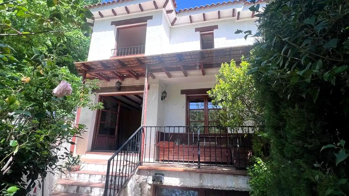 Vista exterior de Casa adosada en venda en Olmeda de las Fuentes amb Calefacció i Jardí privat