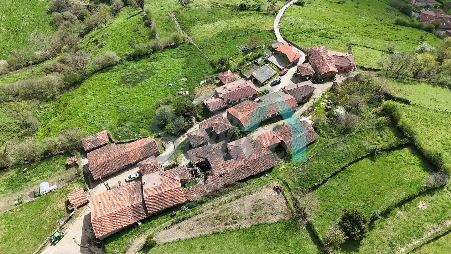 Außenansicht von Einfamilien-Reihenhaus zum Verkauf in Quirós mit Privatgarten und Terrasse
