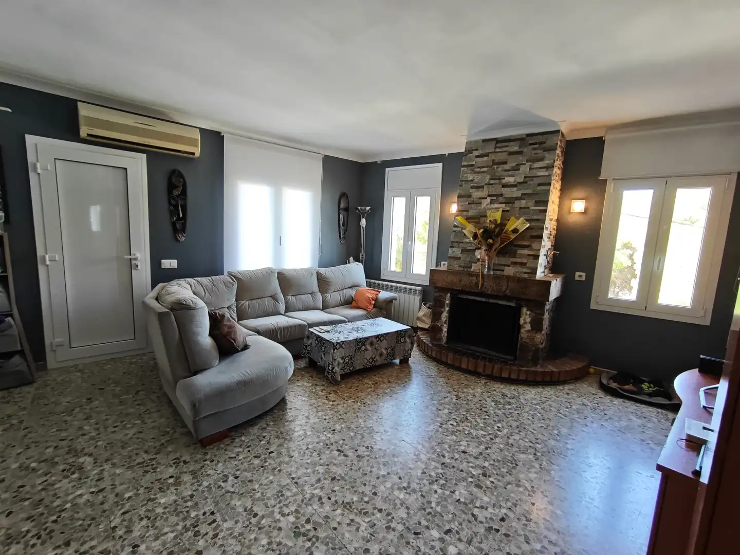 Living room of Flat for sale in L'Escala  with Air Conditioner, Heating and Parquet flooring