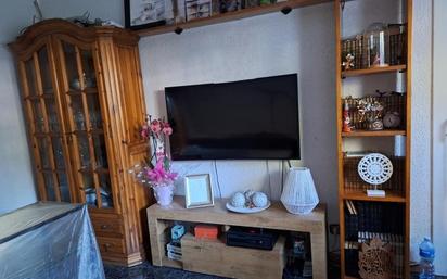 Living room of Flat for sale in Badia del Vallès  with Air Conditioner and Balcony