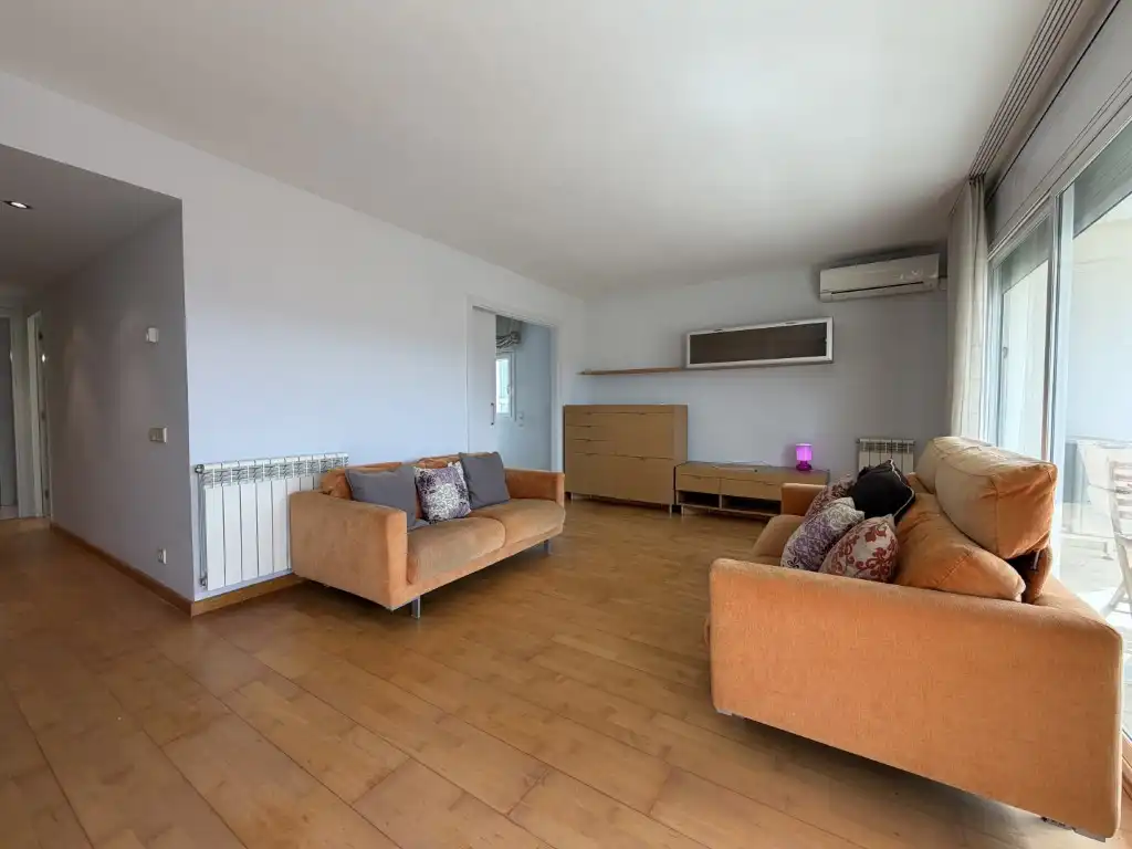 Wohnzimmer von Wohnung zur Miete in Girona mit Klimaanlage, Ofen und Balkon