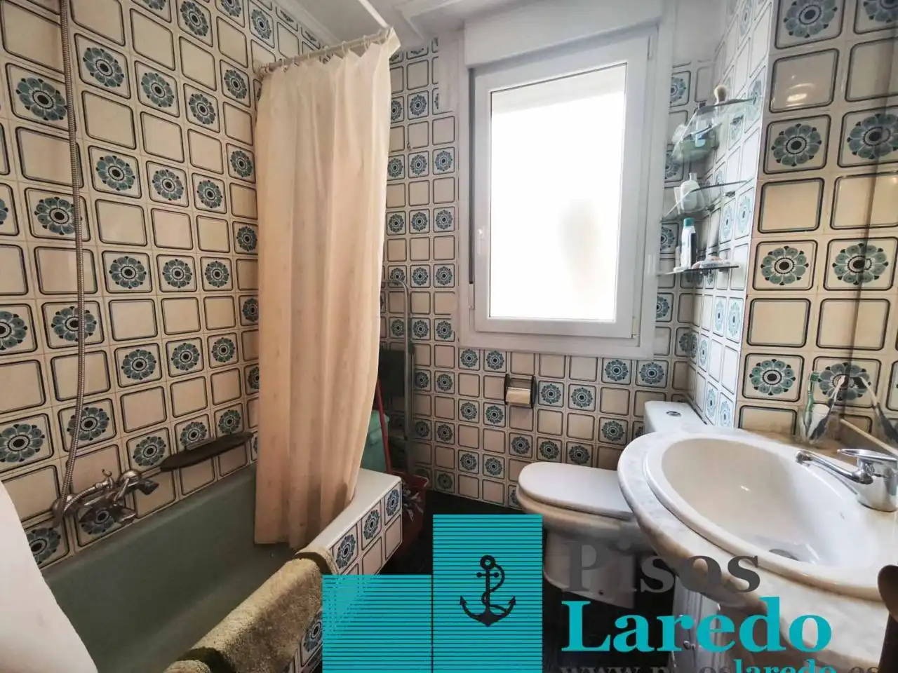 Bathroom of Flat for sale in Laredo  with Heating, Terrace and Balcony