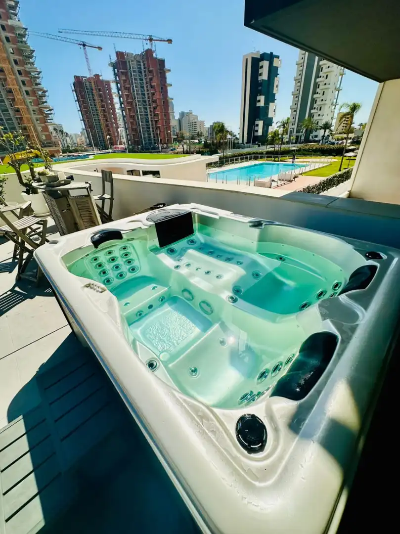 Piscina de Apartamento en venta en Calpe / Calp con Aire acondicionado, Calefacción y Jardín privado