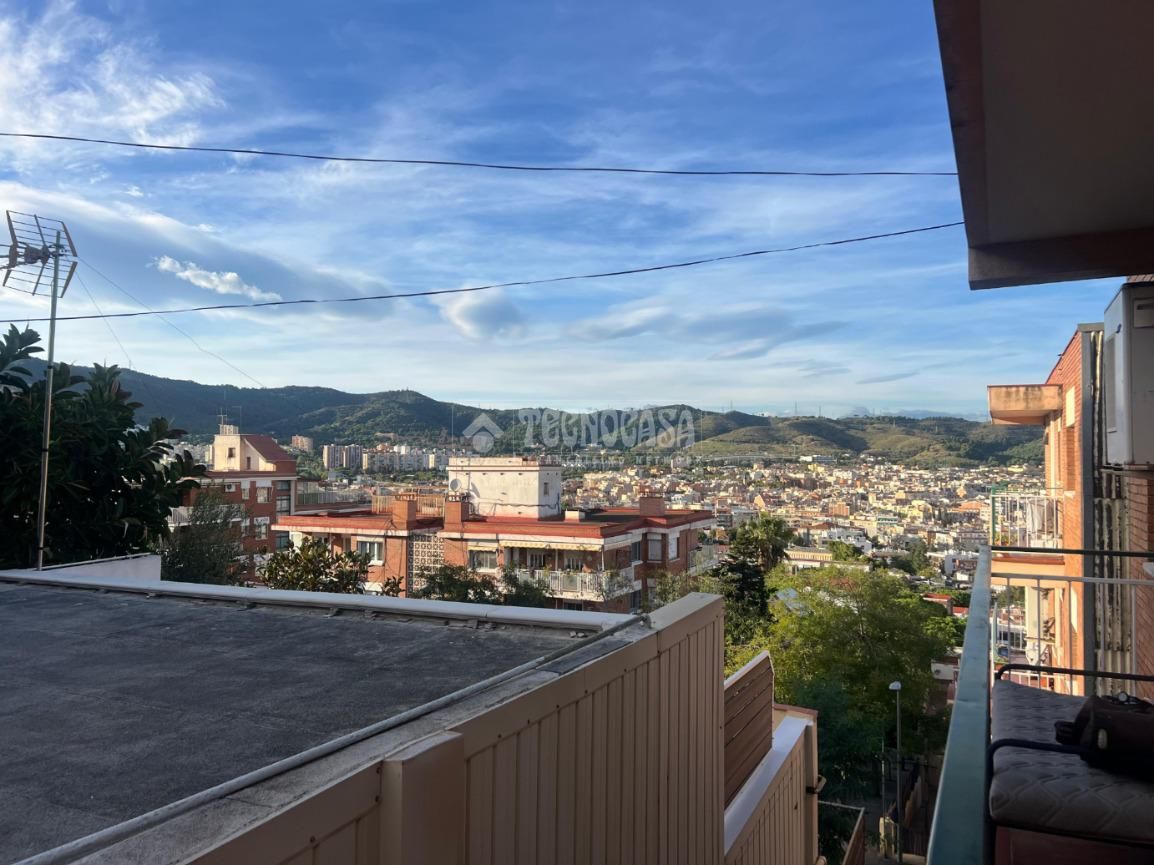 Exterior view of Flat for sale in  Barcelona Capital  with Balcony