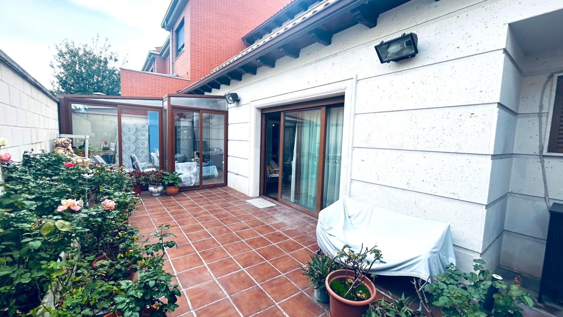 Terrace of Single-family semi-detached for sale in Laguna de Duero  with Air Conditioner, Heating and Private garden