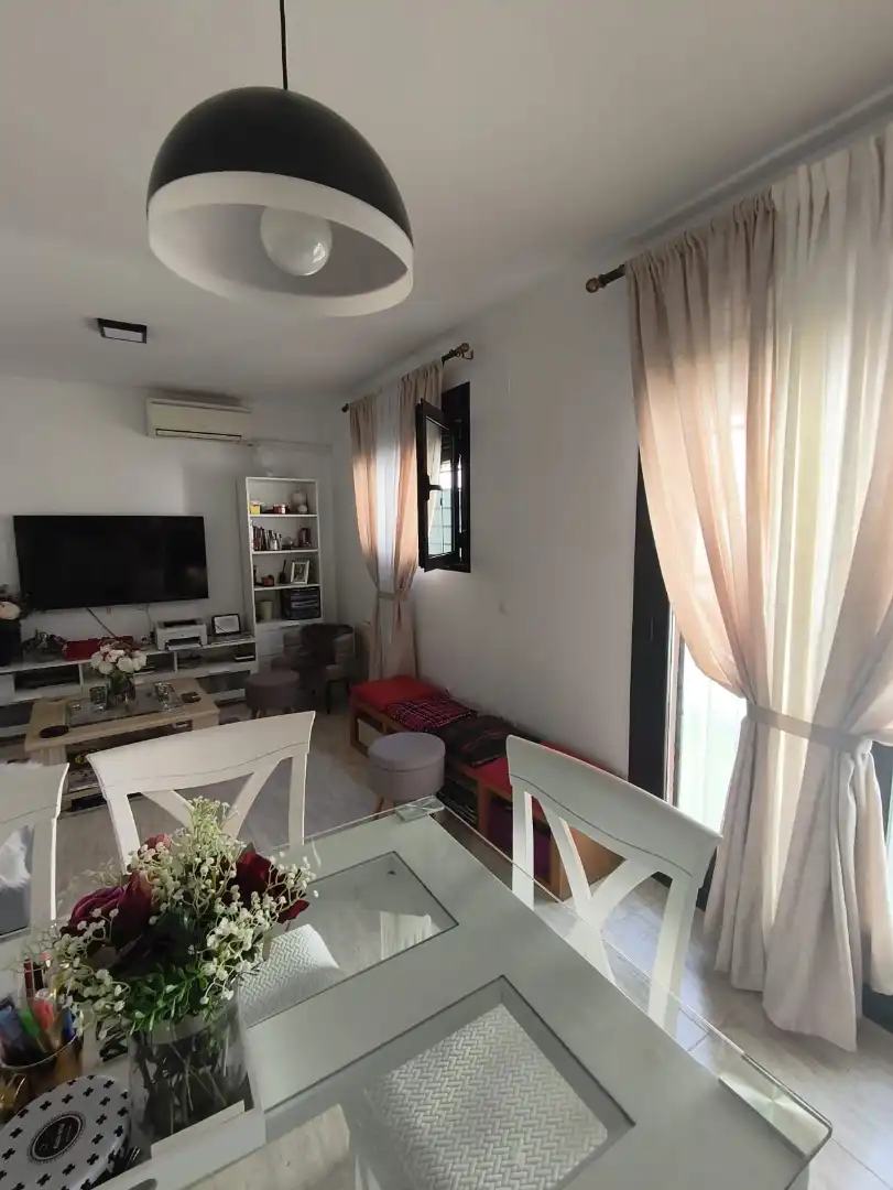 Wohnzimmer von Einfamilien-Reihenhaus zum Verkauf in Casarrubios del Monte mit Klimaanlage, Heizung und Privatgarten