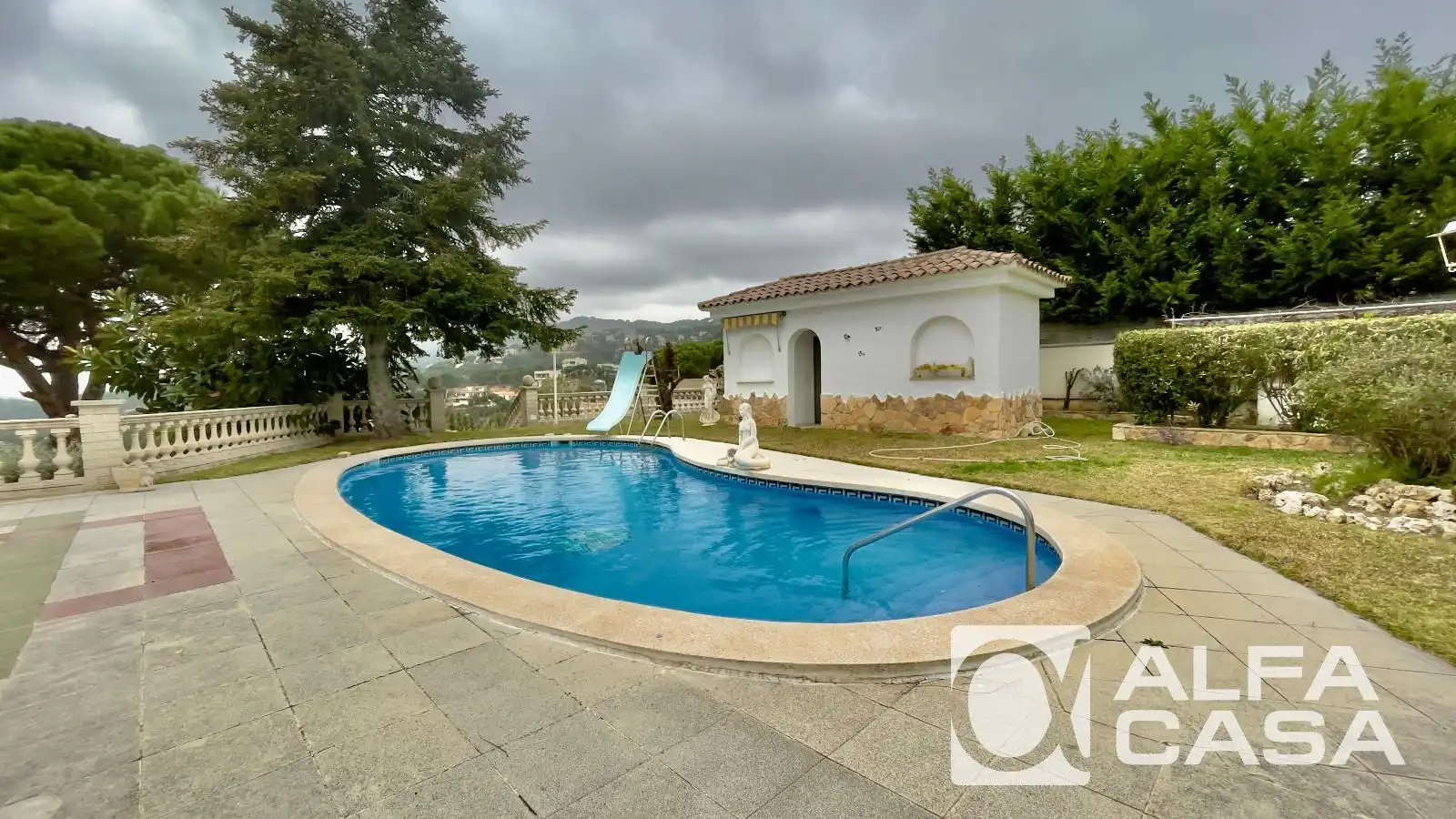 Swimming pool of Houses for sale in Canyelles