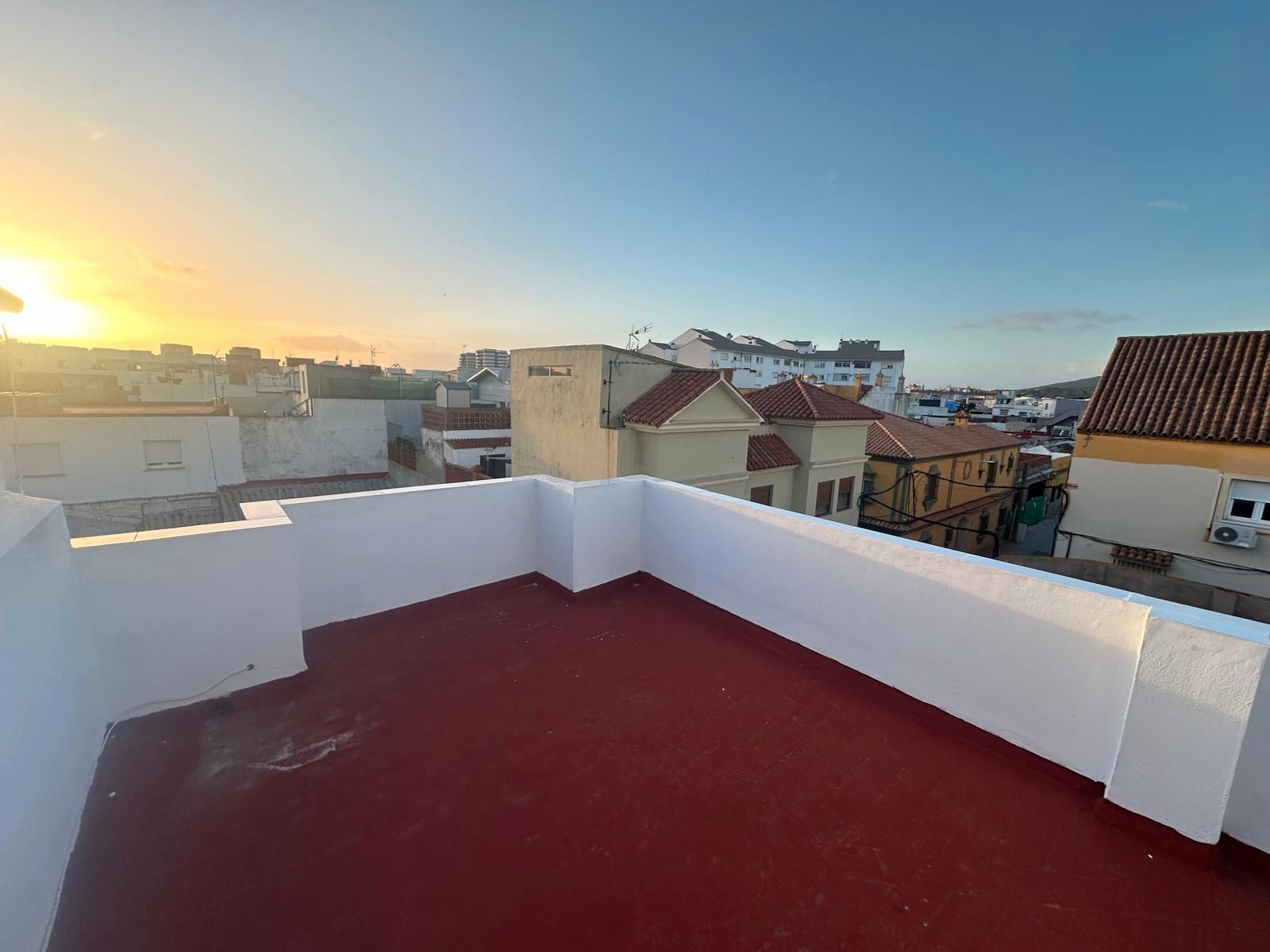 Vista exterior de Casa adosada en venda en La Línea de la Concepción amb Aire condicionat, Terrassa i Moblat