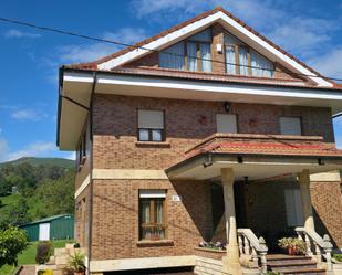 Vista exterior de Casa o xalet en venda en Los Corrales de Buelna  amb Calefacció, Jardí privat i Parquet