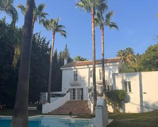 Vista exterior de Casa o xalet de lloguer en Estepona amb Aire condicionat, Terrassa i Piscina