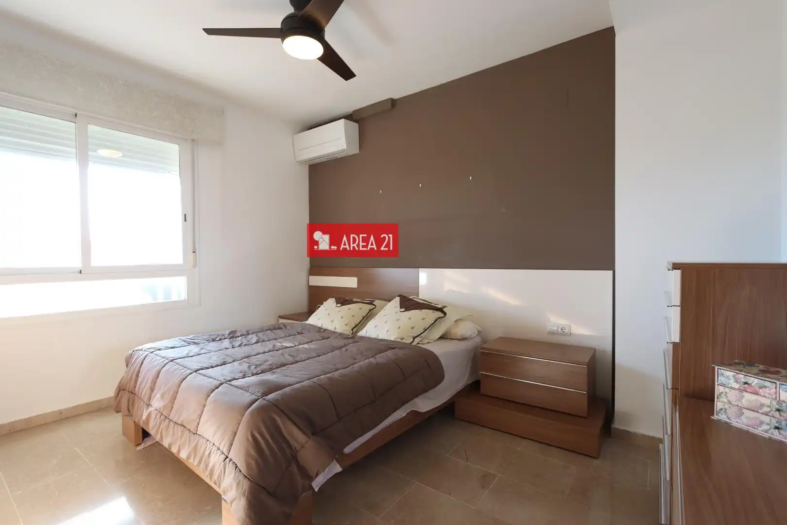 Habitación de Ático en venta en La Pobla de Vallbona con Aire acondicionado, Calefacción y Terraza