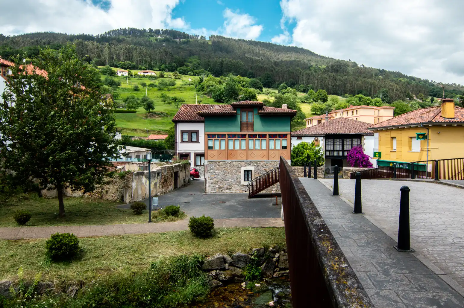 Vista exterior de Casa o xalet en venda en Salas amb Calefacció, Parquet i Moblat