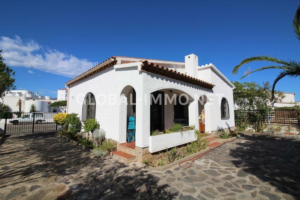 Vista exterior de Casa o xalet en venda en Roses amb Aire condicionat, Calefacció i Jardí privat