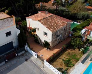 Vista exterior de Casa o xalet en venda en Pineda de Mar amb Aire condicionat, Calefacció i Jardí privat